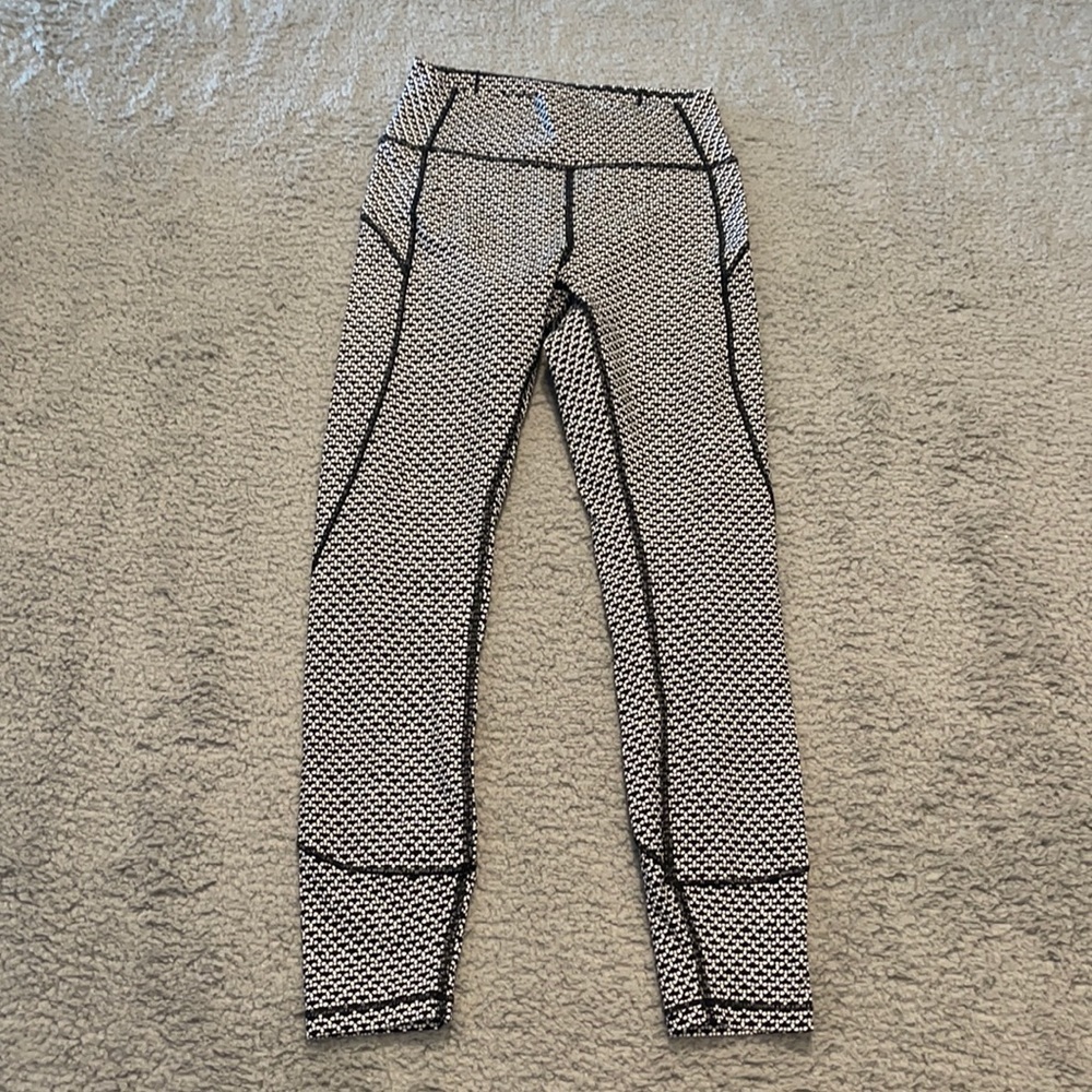 Lululemon In Movement Tight Monochromic Black Geometric Everlux Sz 6 inseam 25"